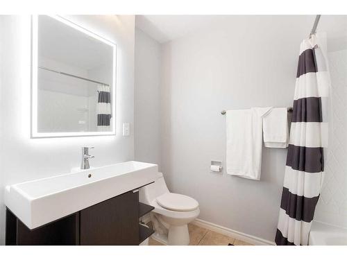 13 Edgeford Road Nw, Calgary, AB - Indoor Photo Showing Bathroom