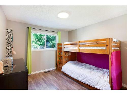 13 Edgeford Road Nw, Calgary, AB - Indoor Photo Showing Bedroom