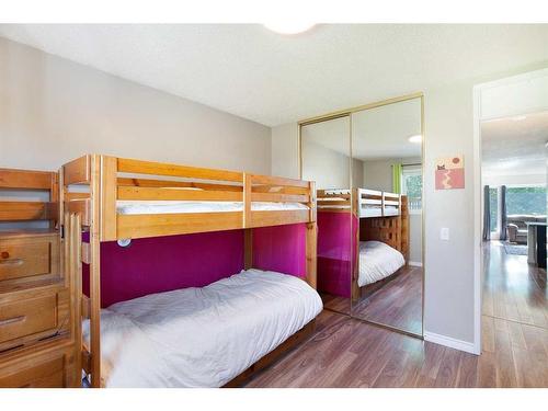 13 Edgeford Road Nw, Calgary, AB - Indoor Photo Showing Bedroom