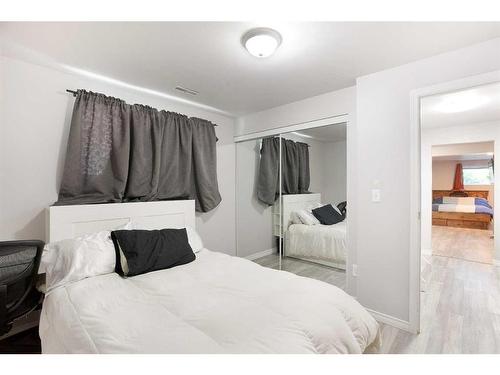 13 Edgeford Road Nw, Calgary, AB - Indoor Photo Showing Bedroom