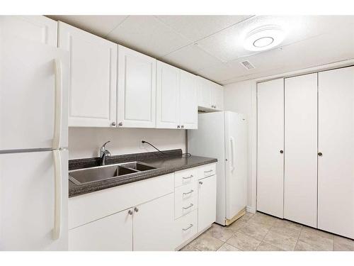 13 Edgeford Road Nw, Calgary, AB - Indoor Photo Showing Kitchen With Double Sink