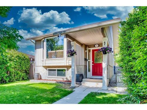 13 Edgeford Road Nw, Calgary, AB - Outdoor With Facade