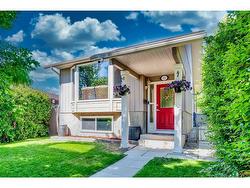 13 Edgeford Road NW Calgary, AB T3A 2S5