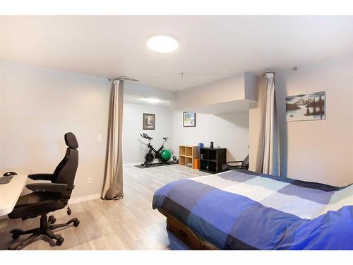 13 Edgeford Road Nw, Calgary, AB - Indoor Photo Showing Bedroom