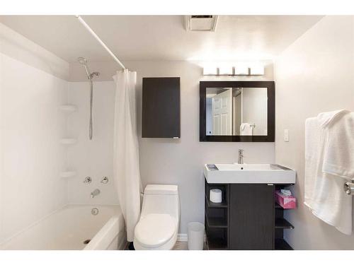 13 Edgeford Road Nw, Calgary, AB - Indoor Photo Showing Bathroom