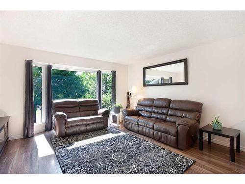 13 Edgeford Road Nw, Calgary, AB - Indoor Photo Showing Living Room