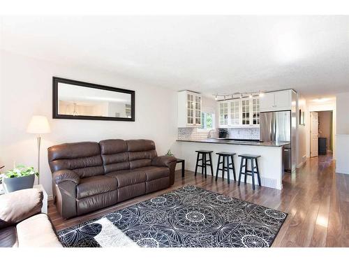 13 Edgeford Road Nw, Calgary, AB - Indoor Photo Showing Living Room