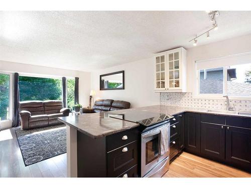 13 Edgeford Road Nw, Calgary, AB - Indoor Photo Showing Kitchen