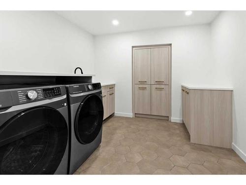 3355 Oakwood Drive Sw, Calgary, AB - Indoor Photo Showing Laundry Room