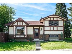 103 sandstone Way NW Calgary, AB T3K 2Z3