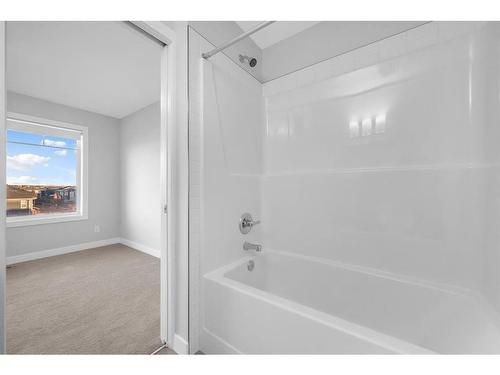 450 Canals Crossing Sw, Airdrie, AB - Indoor Photo Showing Bathroom