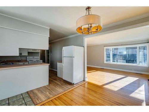 2224 37 Street Sw, Calgary, AB - Indoor Photo Showing Kitchen