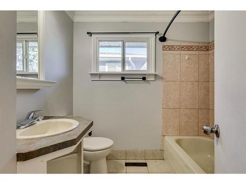 2224 37 Street Sw, Calgary, AB - Indoor Photo Showing Bathroom