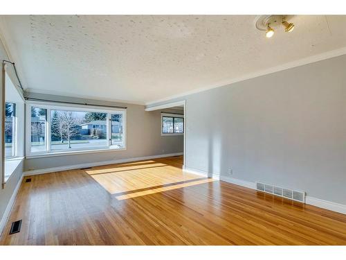 2224 37 Street Sw, Calgary, AB - Indoor Photo Showing Other Room