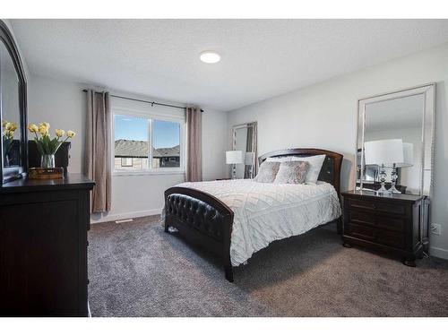 88 Belmont Terrace Sw, Calgary, AB - Indoor Photo Showing Bedroom