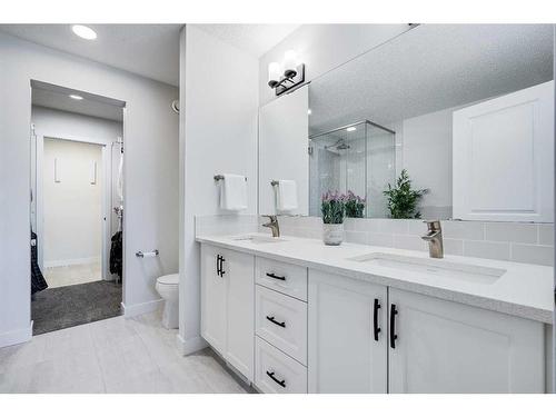 88 Belmont Terrace Sw, Calgary, AB - Indoor Photo Showing Bathroom