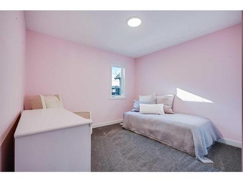 88 Belmont Terrace Sw, Calgary, AB - Indoor Photo Showing Bedroom