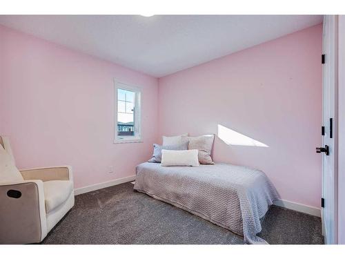 88 Belmont Terrace Sw, Calgary, AB - Indoor Photo Showing Bedroom