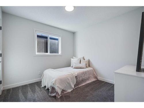 88 Belmont Terrace Sw, Calgary, AB - Indoor Photo Showing Bedroom