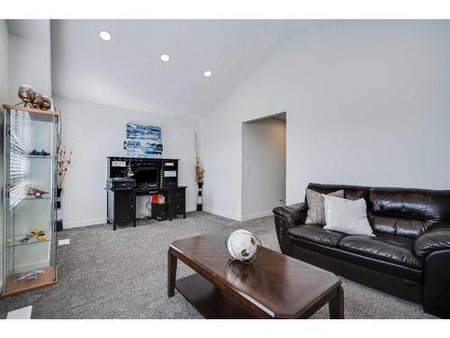 88 Belmont Terrace Sw, Calgary, AB - Indoor Photo Showing Living Room