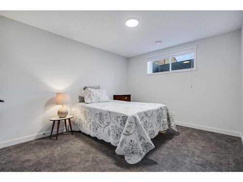 88 Belmont Terrace Sw, Calgary, AB - Indoor Photo Showing Bedroom