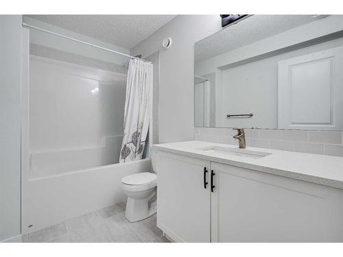 88 Belmont Terrace Sw, Calgary, AB - Indoor Photo Showing Bathroom