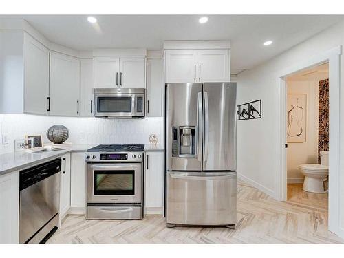 1732 Valleyview Road Ne, Calgary, AB - Indoor Photo Showing Kitchen With Upgraded Kitchen