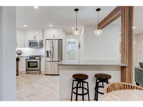 1732 Valleyview Road Ne, Calgary, AB - Indoor Photo Showing Kitchen With Upgraded Kitchen