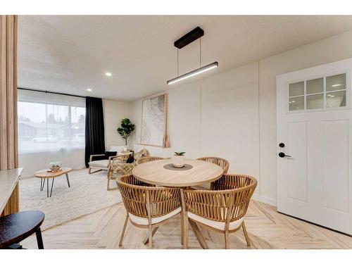 1732 Valleyview Road Ne, Calgary, AB - Indoor Photo Showing Dining Room