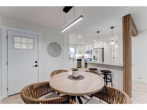 1732 Valleyview Road Ne, Calgary, AB - Indoor Photo Showing Dining Room