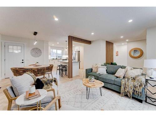 1732 Valleyview Road Ne, Calgary, AB - Indoor Photo Showing Living Room