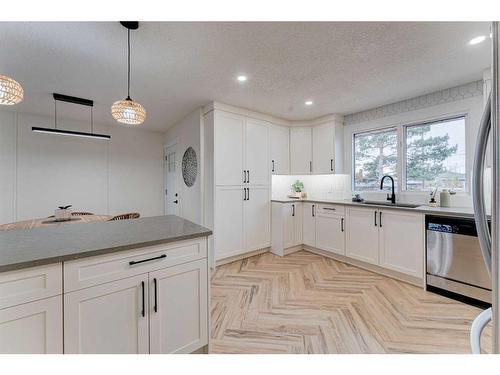 1732 Valleyview Road Ne, Calgary, AB - Indoor Photo Showing Kitchen