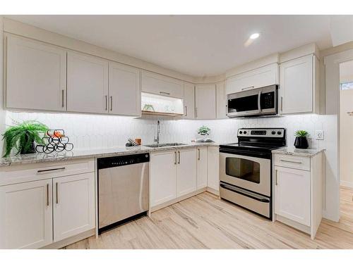 1732 Valleyview Road Ne, Calgary, AB - Indoor Photo Showing Kitchen