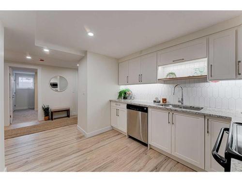 1732 Valleyview Road Ne, Calgary, AB - Indoor Photo Showing Kitchen