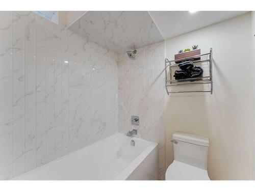 1732 Valleyview Road Ne, Calgary, AB - Indoor Photo Showing Bathroom