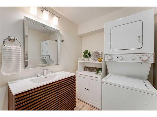 1732 Valleyview Road Ne, Calgary, AB - Indoor Photo Showing Laundry Room