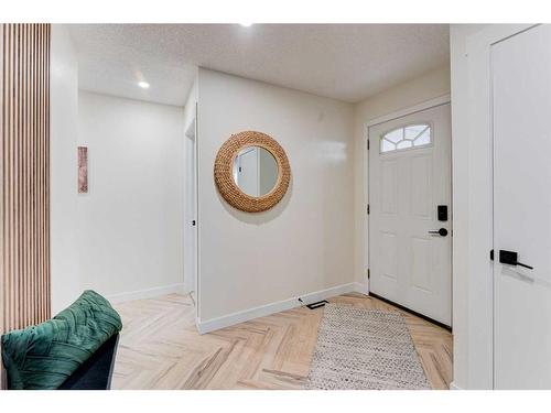 1732 Valleyview Road Ne, Calgary, AB - Indoor Photo Showing Other Room