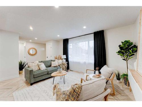 1732 Valleyview Road Ne, Calgary, AB - Indoor Photo Showing Living Room