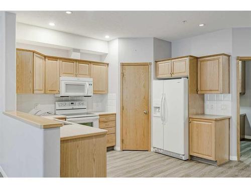 2358-151 Country Village Road Ne, Calgary, AB - Indoor Photo Showing Kitchen