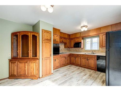 443 Hendon Drive Nw, Calgary, AB - Indoor Photo Showing Kitchen