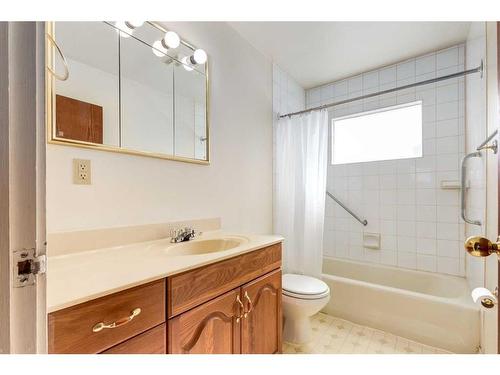 443 Hendon Drive Nw, Calgary, AB - Indoor Photo Showing Bathroom