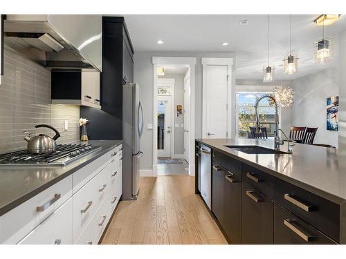 728 36 Street Nw, Calgary, AB - Indoor Photo Showing Kitchen With Upgraded Kitchen