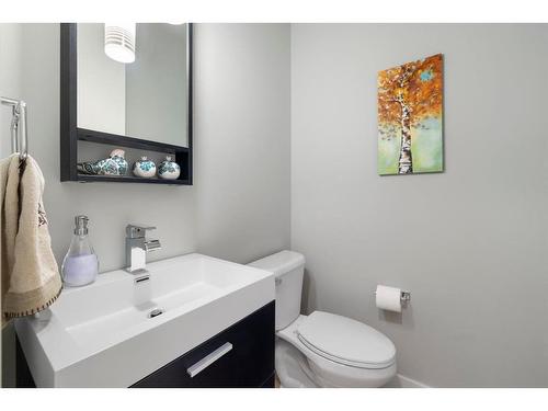 728 36 Street Nw, Calgary, AB - Indoor Photo Showing Bathroom