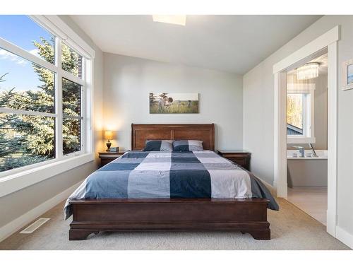 728 36 Street Nw, Calgary, AB - Indoor Photo Showing Bedroom