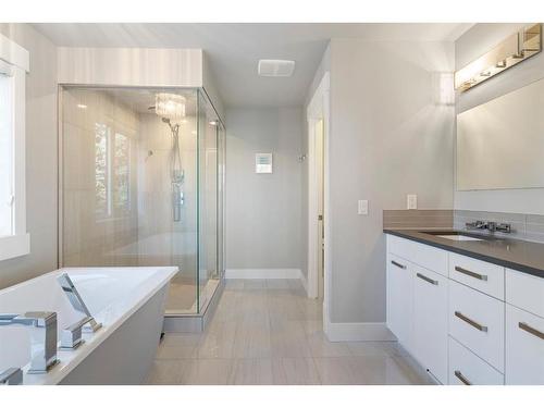 728 36 Street Nw, Calgary, AB - Indoor Photo Showing Bathroom