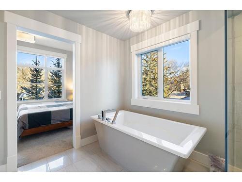 728 36 Street Nw, Calgary, AB - Indoor Photo Showing Bathroom