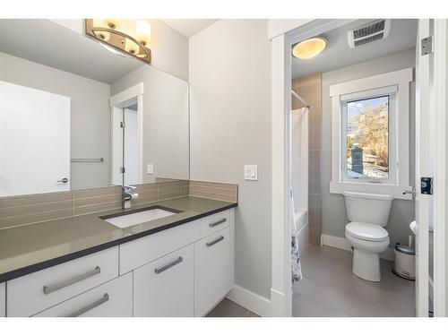 728 36 Street Nw, Calgary, AB - Indoor Photo Showing Bathroom