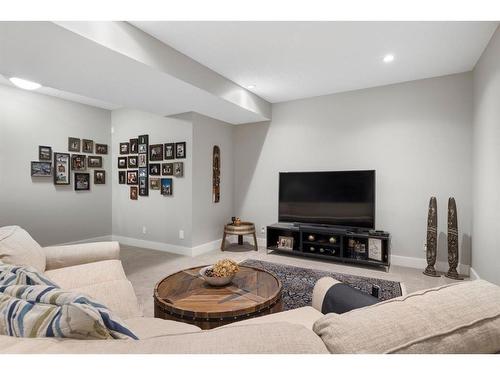 728 36 Street Nw, Calgary, AB - Indoor Photo Showing Living Room