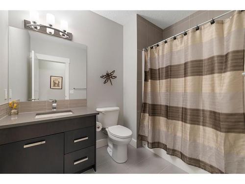 728 36 Street Nw, Calgary, AB - Indoor Photo Showing Bathroom