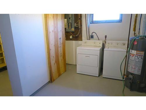 808 3 Avenue, Bassano, AB - Indoor Photo Showing Laundry Room